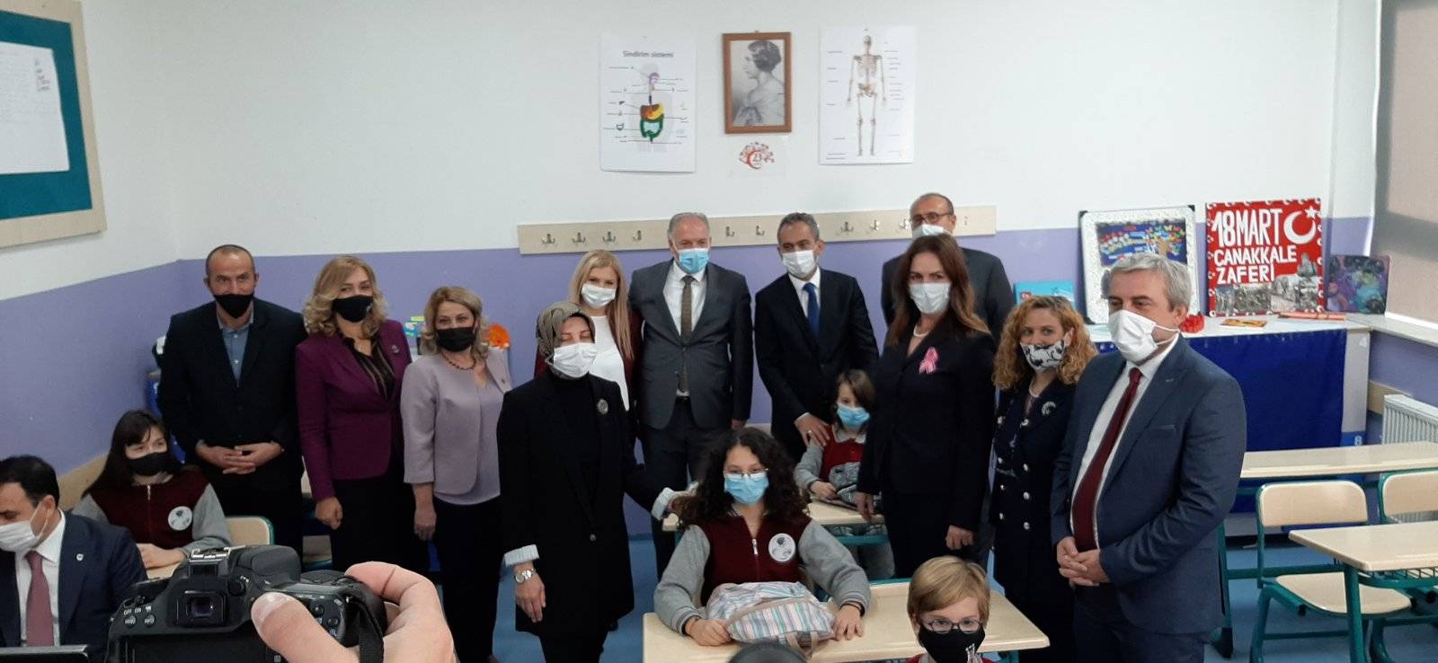 Bakan Özer, Priştine “Elena Gjika” İlköğretim Okulunu Ziyaret Etti