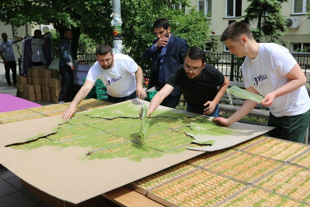 Ramazan Ayı İçin Priştine’de Vatandaşlara Dev Baklava Dağıtıldı