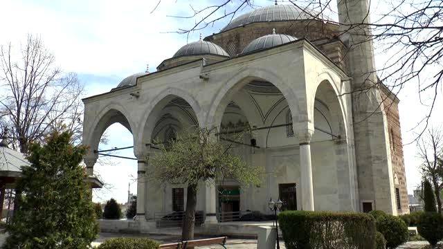 Balkanlar'da Kovid-19 Nedeniyle "Sessiz Cuma" Yaşanıyor