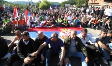 Sırp Militanları Vatandaşları Barikatlara Çekmeye Çalışıyor