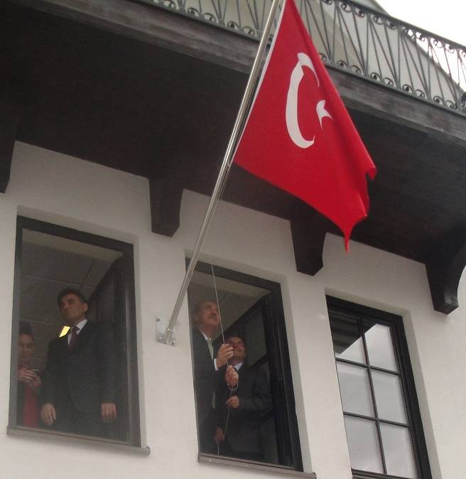 Kosova'nın İlk Başkonsolosluğunda Türk Bayrağı Göndere Çekildi