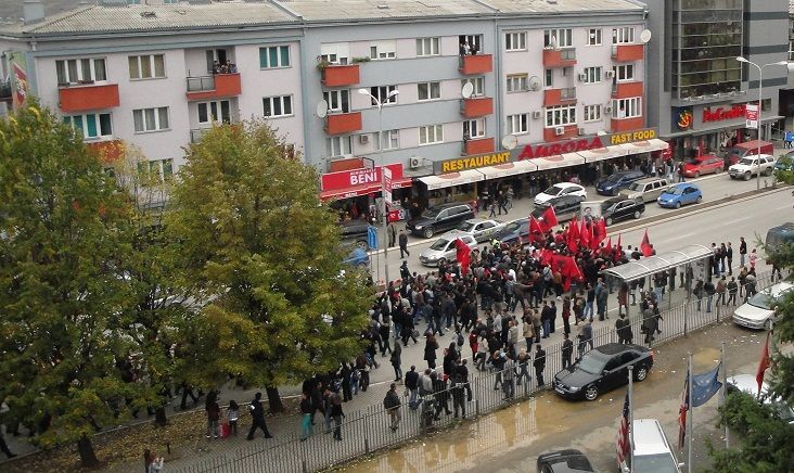 Öğrenciler Arnavut Bayrağın Yakılmasını Protesto Etti