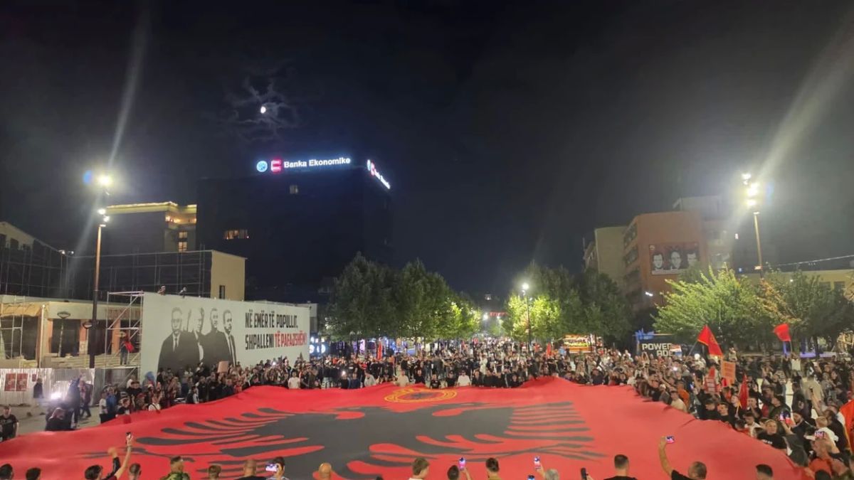 Priştine’de Protestoda Dev Arnavut Bayrağı Açıldı