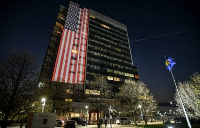 Hükümet Binasında Amerika Bayrağı