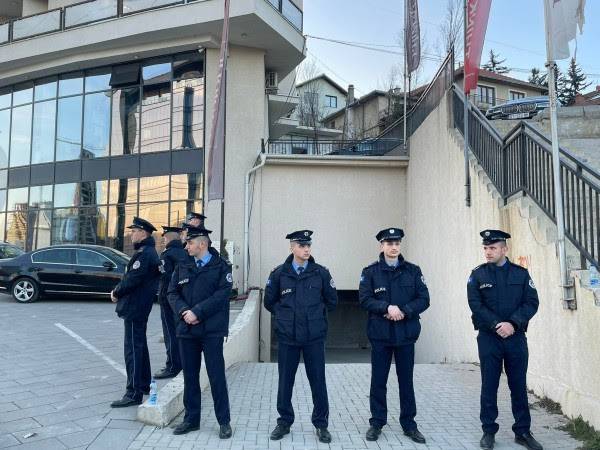 Thaçi'nin Eski Danışmanı Adil Behramaj’ın Dairesine Baskın Düzenlendi