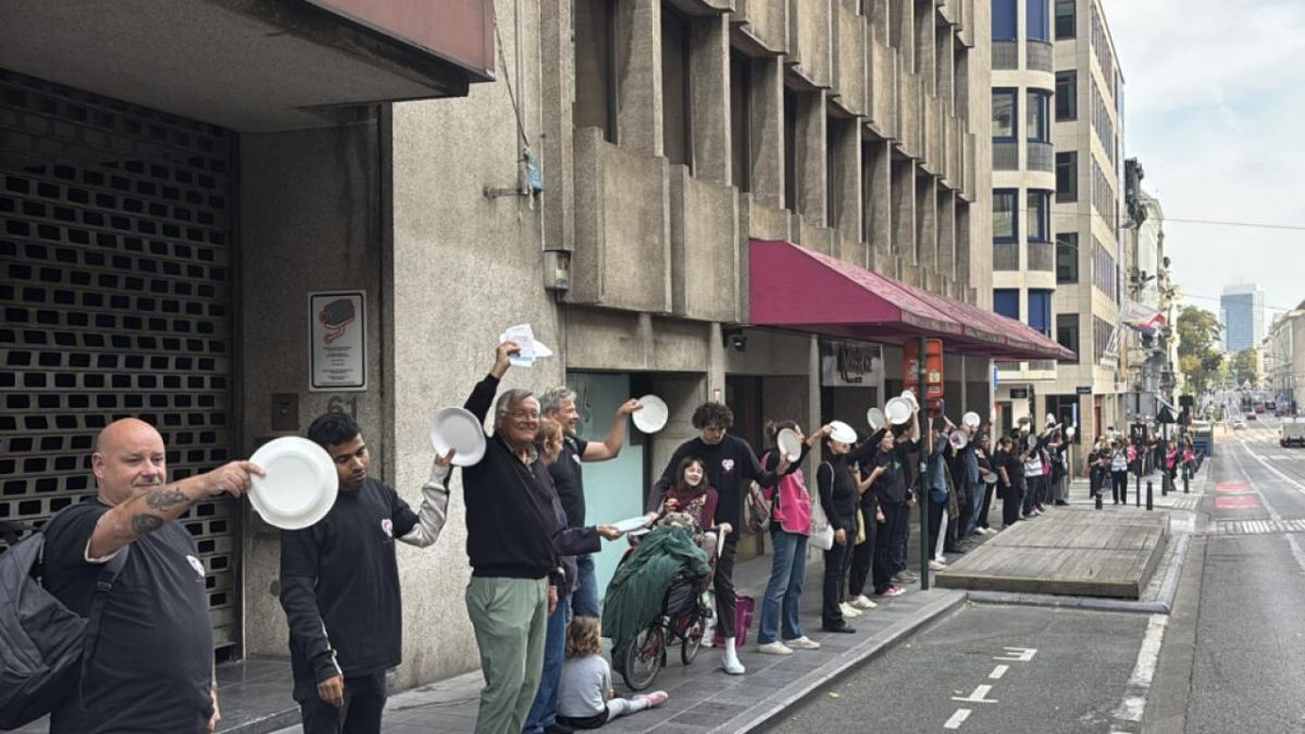 Belçika’da artan gıda yardımı ihtiyacına "boş tabak"larla protesto