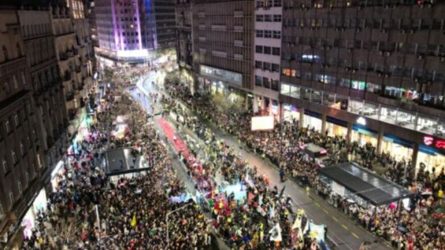 Sırbistan'da Binlerce Protestocu Büyük Miting İçin Belgrad'da Bir Araya Geliyor 