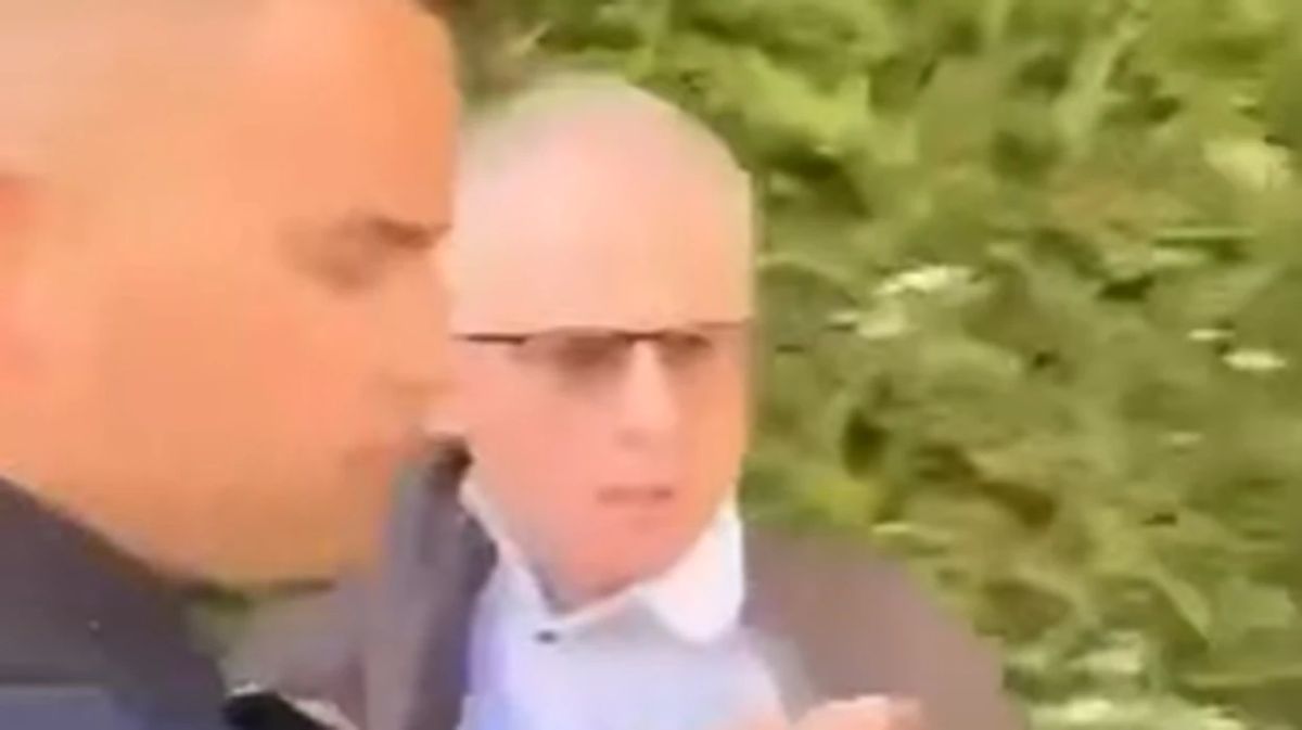 Protestocular Besnik Bislimi’yi Kolundan Çekti, Polis Kendisini Korumaya Aldı