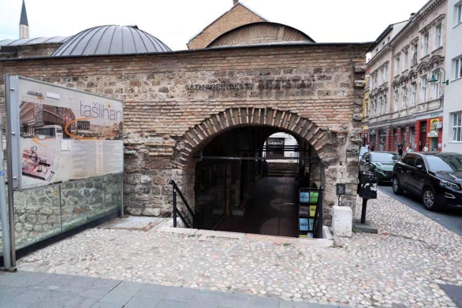 Gazi Hüsrev Bey'in Bezistan'ı: Saraybosna'nın Kalbinde Doğu'nun Taş El Yazması