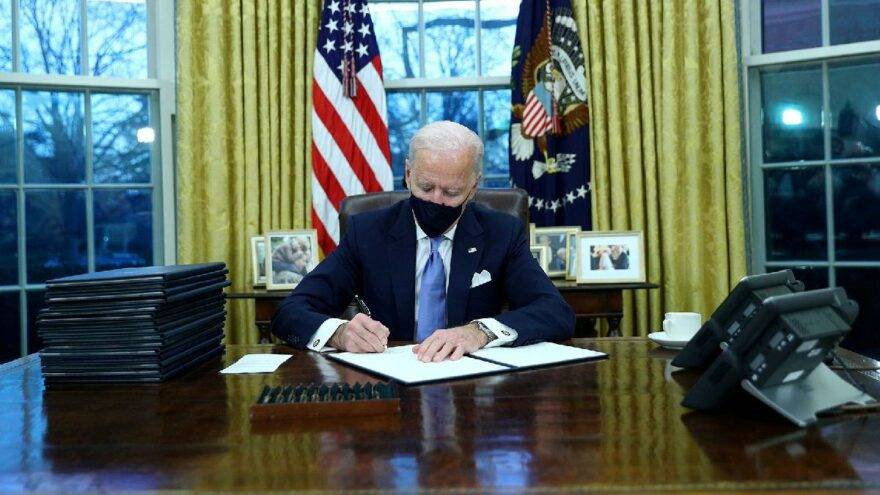 Biden ilk günden hızlı başladı… Gelir gelmez 17 kritik karara imza attı