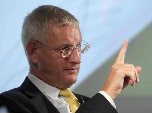 Bildt, Tadiç'i Överken, Priştine'yi Eleştirdi