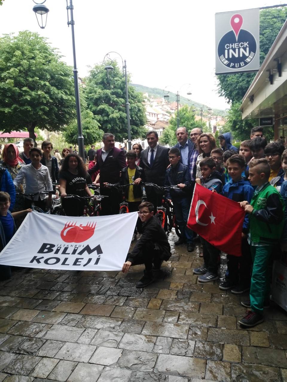 Harçlıklarından Biriktirdikler Kosovalı Arkadaşlarını Sevindirdiler