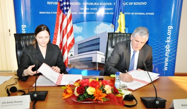 ABD Savunma Bakanlığı Departmanı Kosova'ya Biyometrik Donatım Sunmaktadır