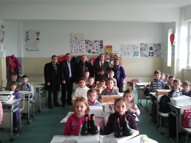 Mamuşalı Öğrencilere Bot ve Mont Dağytılıyor