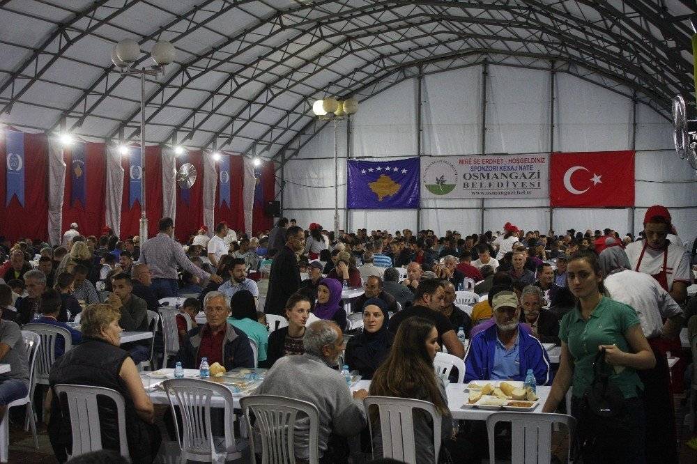 Osmangazi Belediyesi'nden Kosova'da Binlerce Kişiye Iftar