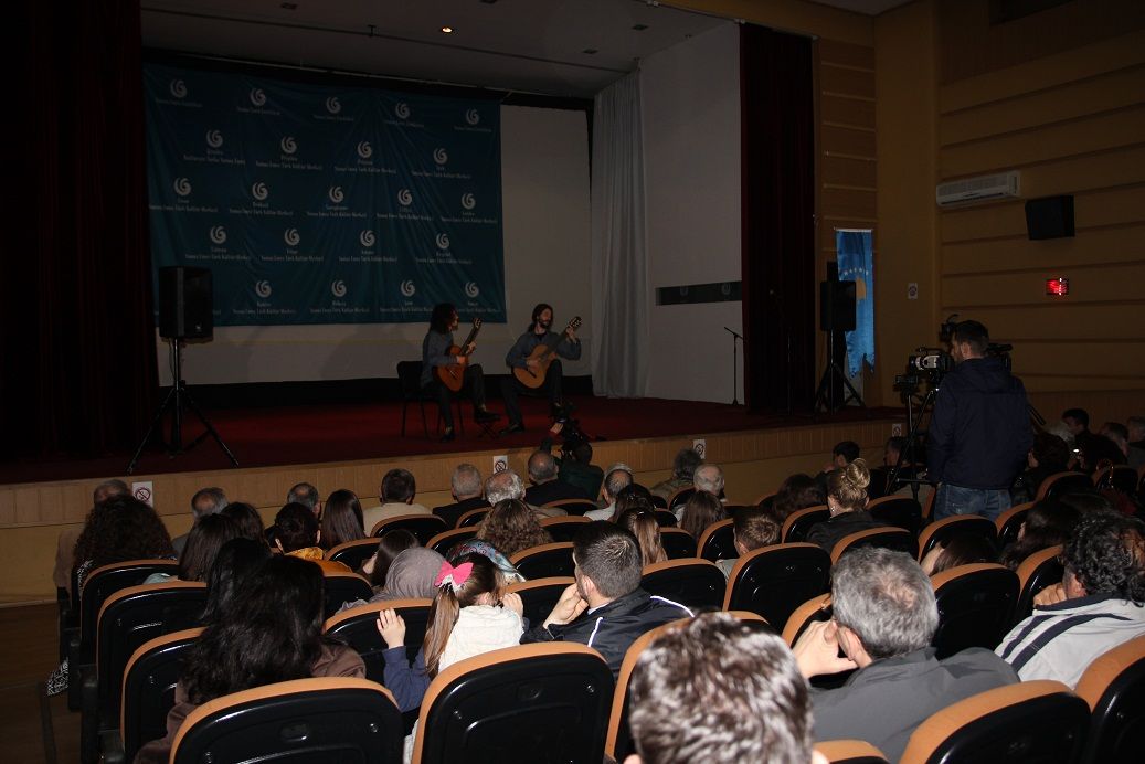 Elvis ve Julian Bütüç Kardeşlerin Unutulmaz İpek Konseri