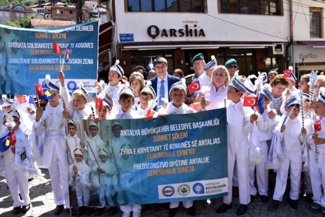 Antalya Büyükşehir Belediyesi Kosova'da 100 Yetim Çocuğu Sünnet Ettirdi