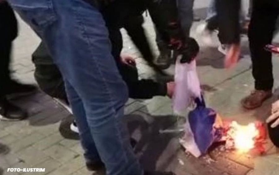 Kuzey Mitroviça'da Sırbistan Bayrağı Yakıldı