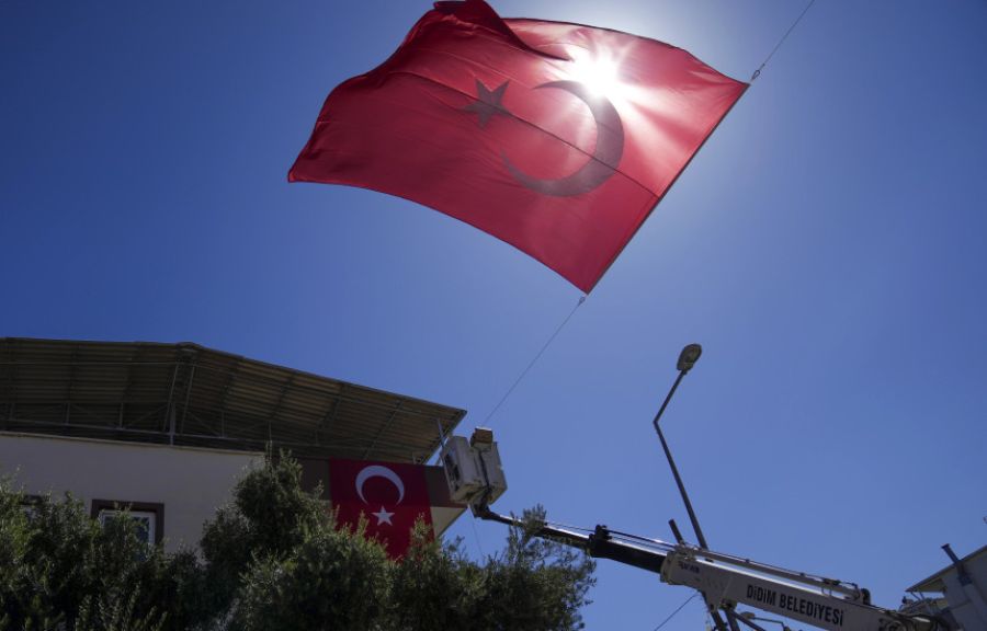Mitroviça’da “Adem Jashari” Meydanı’nda Bayrak Yırtıldı