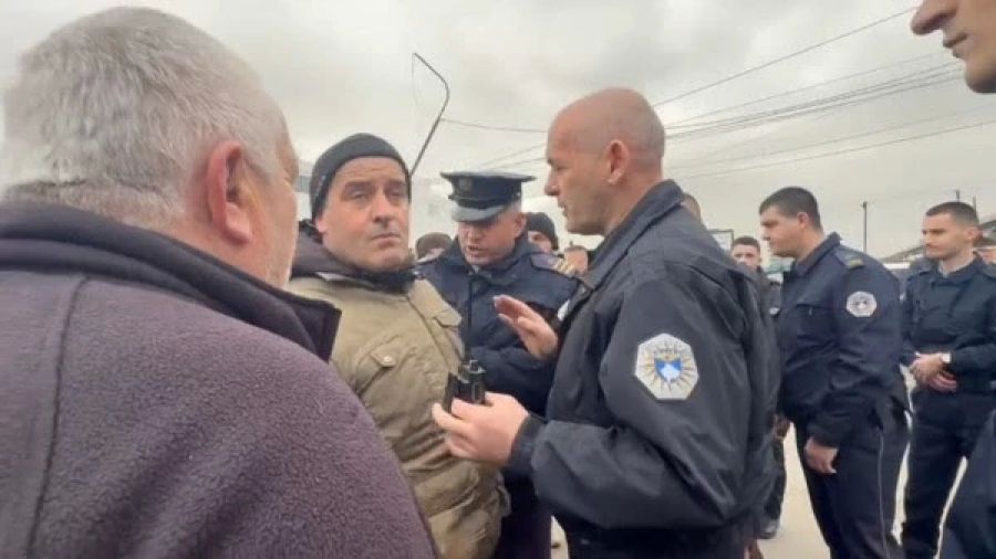 Priştine’de Araba Pazarında Gerginlik:Satıcılar Yolu Kapatmaya Çalıştı