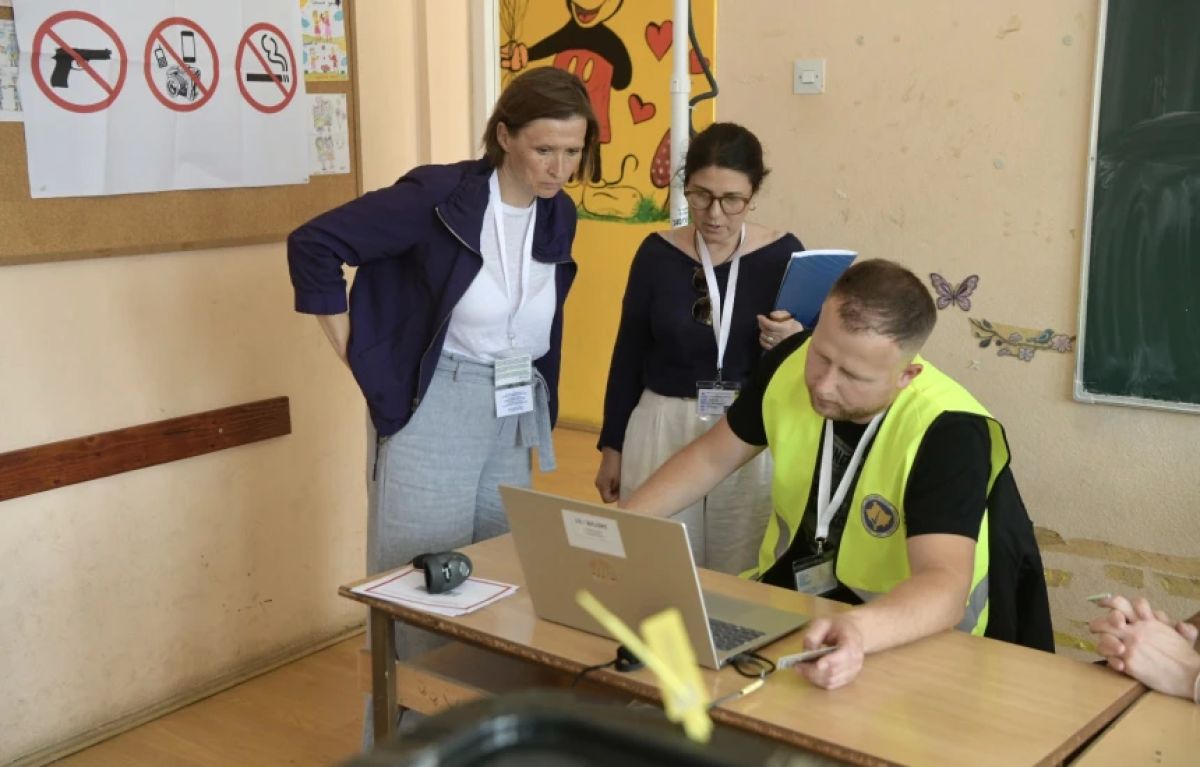 AB Temsilcisi, Priştine ve Graçanica’daki Oy Kullanma Merkezlerini Ziyaret Etti