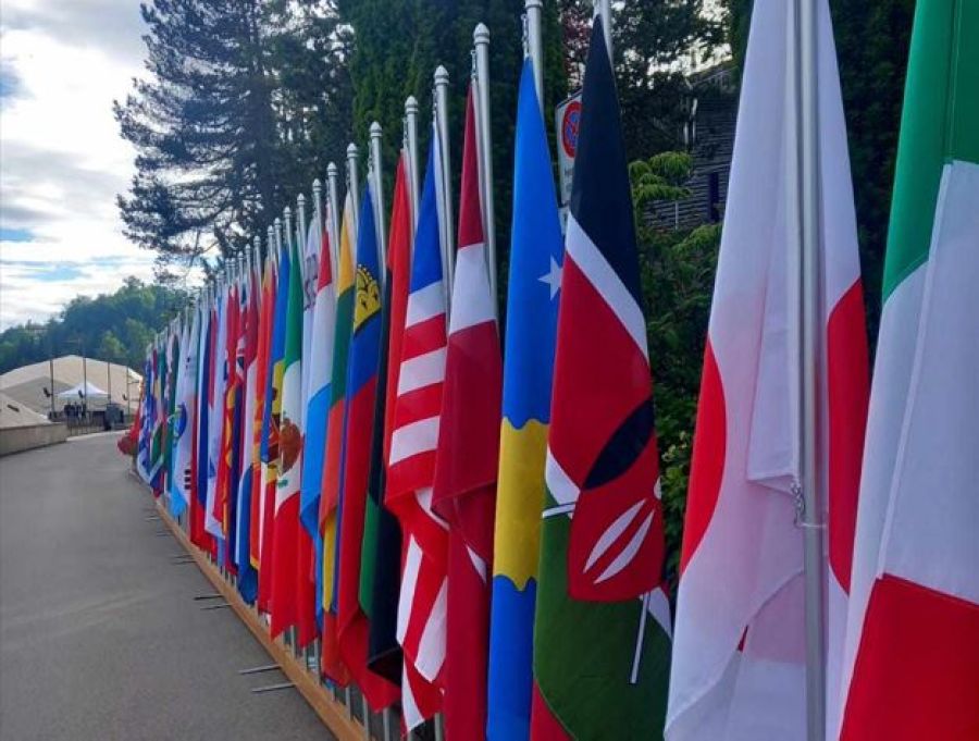 Kosova Bayrağı Ukrayna Barış Zirvesi Bayrakları Arasında 