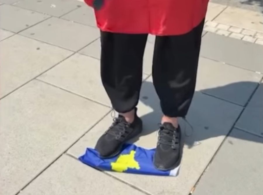 Priştine’de Arnavutluk Vatandaşı Kosova Bayrağını Çiğnedi, Arbede Yaşandı