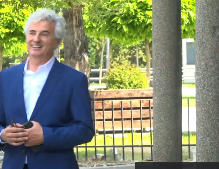 Avukat Arianit Koci’den Kosova Meclisi Önünde Sembolik Eylem