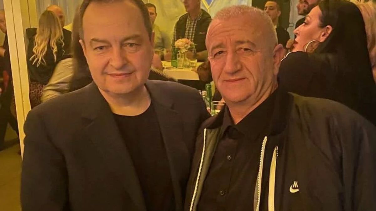 Casusluk Şüphesiyle Tutuklanan Kişinin Dačić ile Birlikte Fotoğrafı
