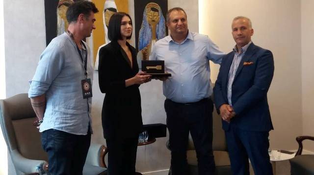 Dua Lipa’ya “Priştine Anahtarı” Verildi