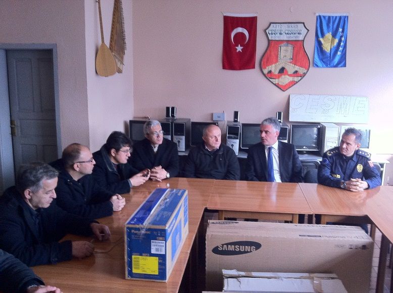 Türk Polisi'nden Çeşme Derneği'ne Destek