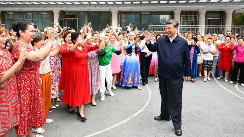 Çin lideri, Uygur Türklerine yönelik baskılarla anılan Sincan’a gitti