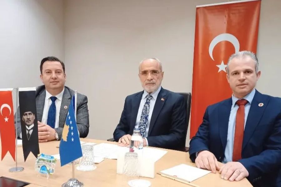 “Türkiye Nezle Olsa Kosovalı Türkler Yorgan Döşek Hastalanır“