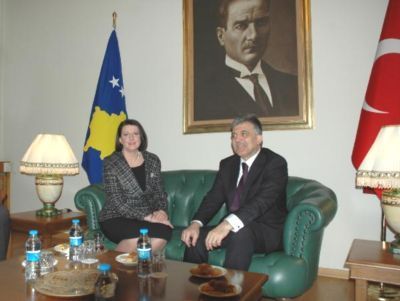 Cumhurbaşkanı Gül Atatürk Havalimanı'nda Kosova Cumhubaşkanı ile Görüştü