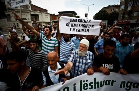 Priştine'de Başlık Protestosu