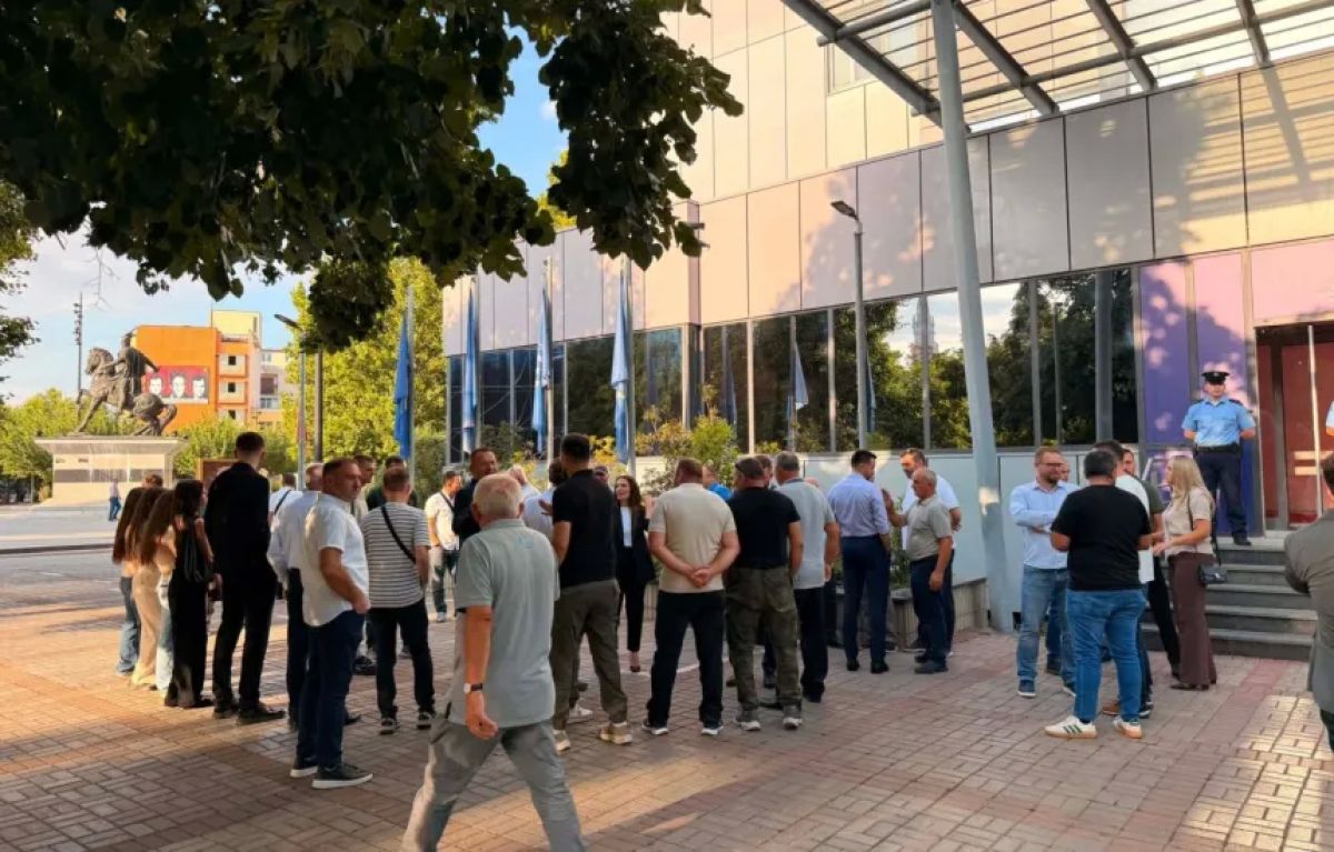 PDK ve Aleanca Yine Hükümet Binası Önünde, Kurti'nin Meclis’te Olması İsteniyor 