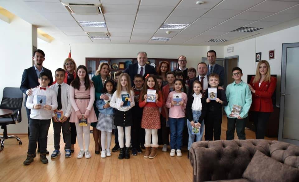 Fikrim Damka Öğrencilere Kitaplar Hediye Etti