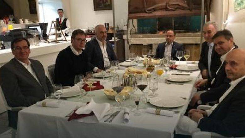 Sarayova  Zirvesi Öncesinde Akşam Yemeğinde Gerginlik