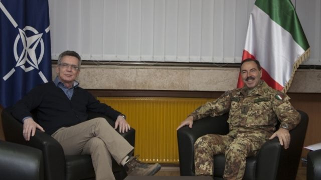 Almanya Savunma Bakanı Priştine'de