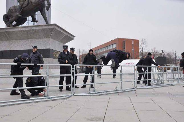 Hükümet Önünde Demir Parmaklıklar Yerleştirildi