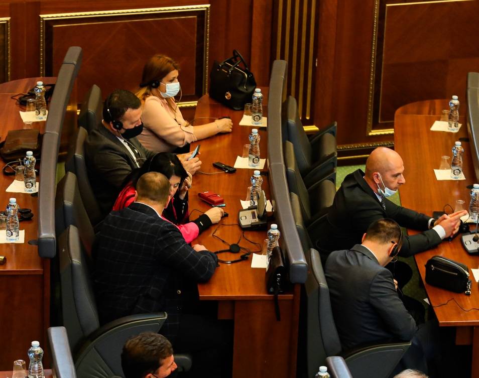 Yasaya Göre, İstifa Eden Sırp Milletvekilleri Bir Yıl Daha Maaş Alacak