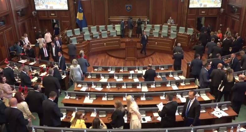 Meclis Oturumu 15:00'te Devam Edecek