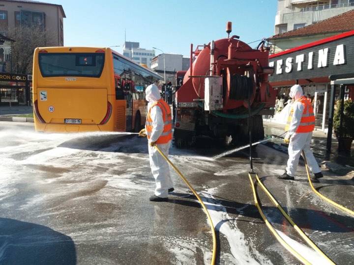 Priştine Sokakları Şampuanla Temizleniyor