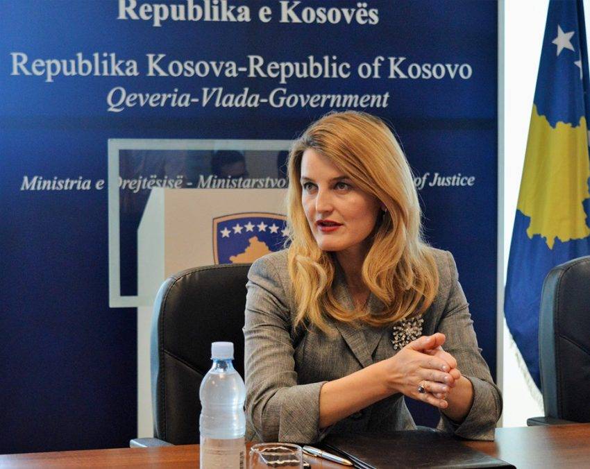 Dhurata Hoxha Ceza Kanunu'ndan İki İhtilaflı Maddeyi Kaldırıyor