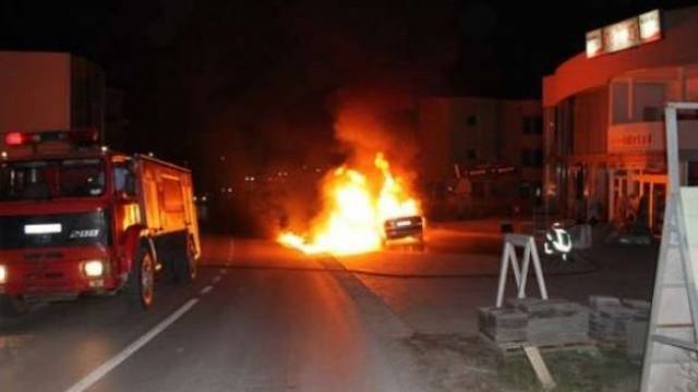 Kuzeyde İki Polisin Araçları Kundaklandı