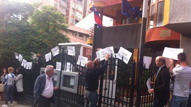 Slovenya Büyükelçiliği Önünde Kalmaya Devam Ediyorlar