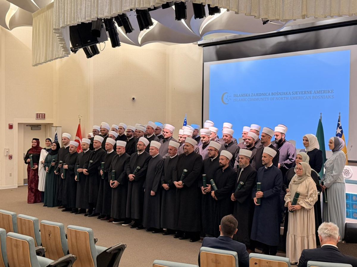 Kuzey Amerika'daki 46 İmam ve 10 Muallimeye Murasela Takdim Edildi 