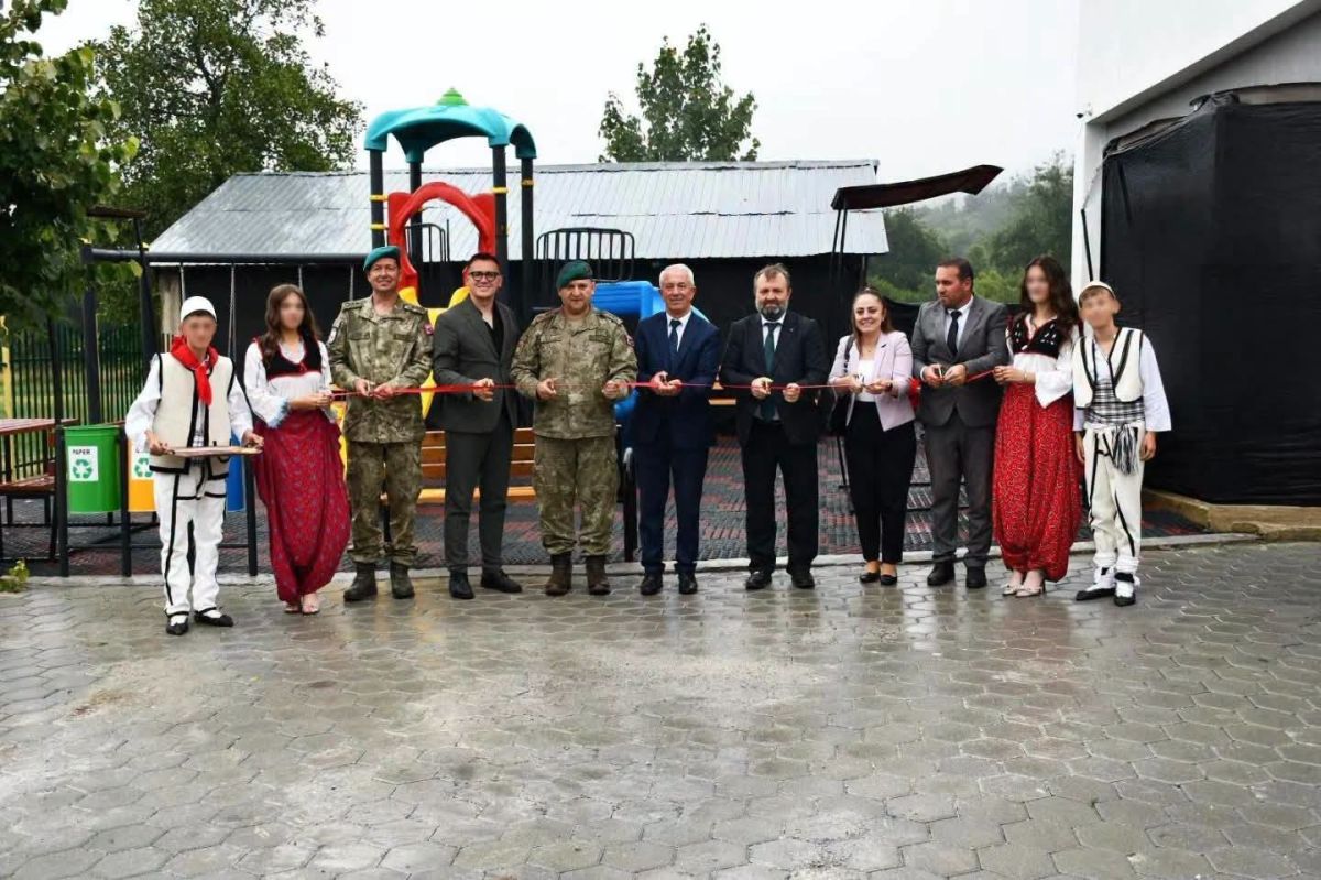 Türk KFOR Askerlerinden Dragaş'taki İlkokula Oyun Alanı Desteği