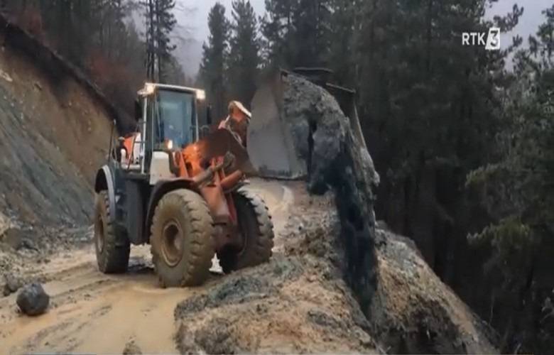 Toprak Kaymaları Nedeniyle Dukagjin’de Bazı Yollar Ulaşıma Kapatıldı