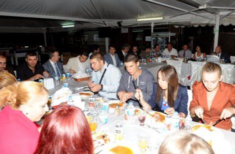 Dündar'dan Kosovalı Öğrencilere Jest